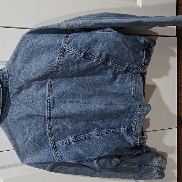 American Eagle Outfitters Blue Denim Jacket with Floral Lined Interior - Picture 2 of 3